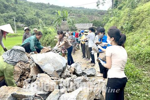 Sở Công Thương hỗ trợ làm đường tại thôn Nà Sảm, xã Sơn Phú