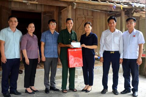Đồng chí Trưởng Ban Tuyên giáo Tỉnh ủy Nông Thị Bích Huệ tặng quà gia đình chính sách tại huyện Na Hang
