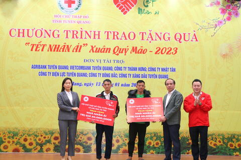 Đồng chí Bí thư Tỉnh ủy Chẩu Văn Lâm tặng quà “Tết nhân ái” tại huyện Na Hang