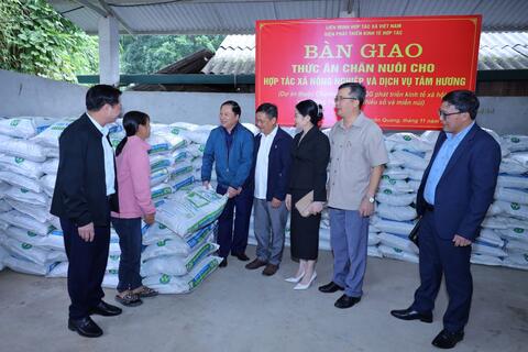 Lễ bàn giao 24 tấn thức ăn chăn nuôi trị giá 500 triệu dồng cho Hợp tác xã Nông nghiệp và dịch vụ Tâm Hương