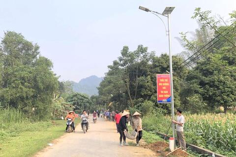 Đoàn TNCS Hồ Chí Minh xã Thanh Tương lắp đặt công trình “Thắp sáng đường quê”
