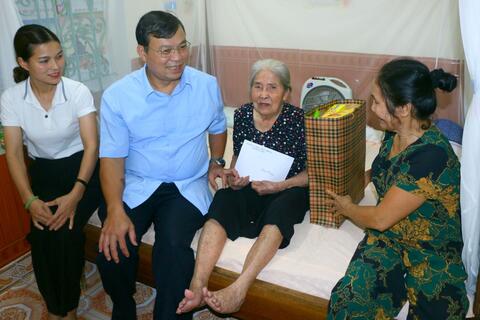 Đồng chí Bí thư Huyện ủy Nguyễn Văn Thắng tặng quà người cao tuổi thị trấn Na Hang