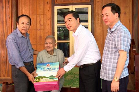 Đồng chí Trưởng Ban Tổ chức Tỉnh uỷ thăm, tặng quà các chiến sĩ Điện Biên, thanh niên xung phong tại huyện Na Hang