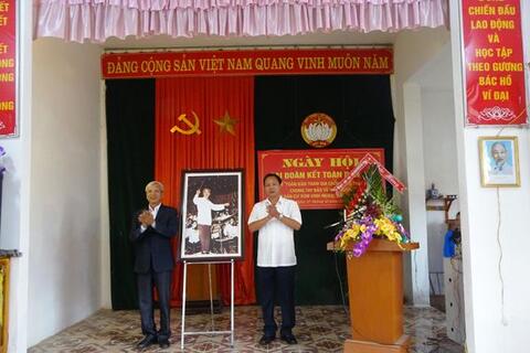 Đồng chí Hoàng Quang Tuyên, Phó bí thư thường trực Huyện ủy dự ngày hội Đại đoàn kết tại khu dân cư Bản Khẻ xã Thượng Nông